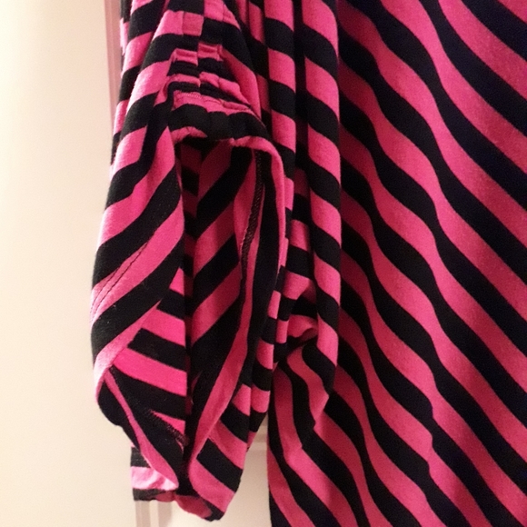 Cable & Gauge Pink & Navy V-neck Top - Picture 5 of 7